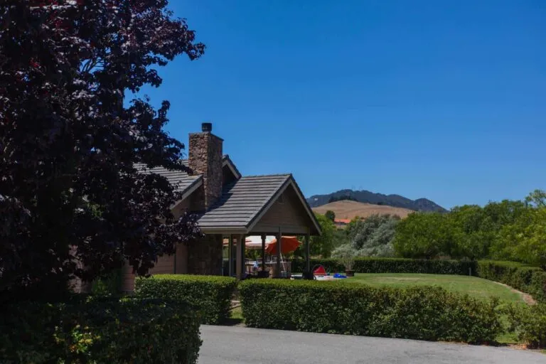 Links to Large, Luxurious & Well Equipped