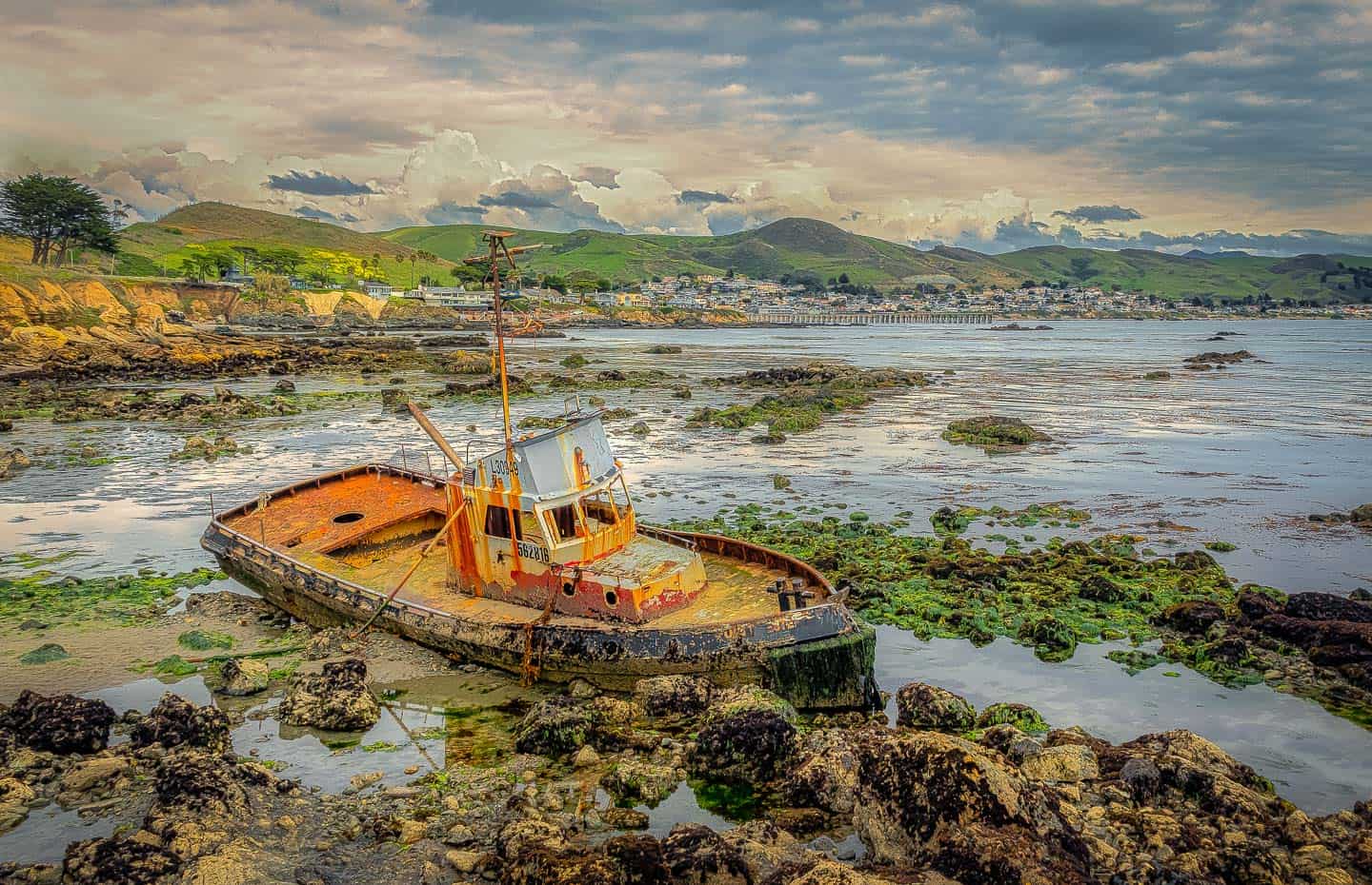 wrecked boat in cayucos