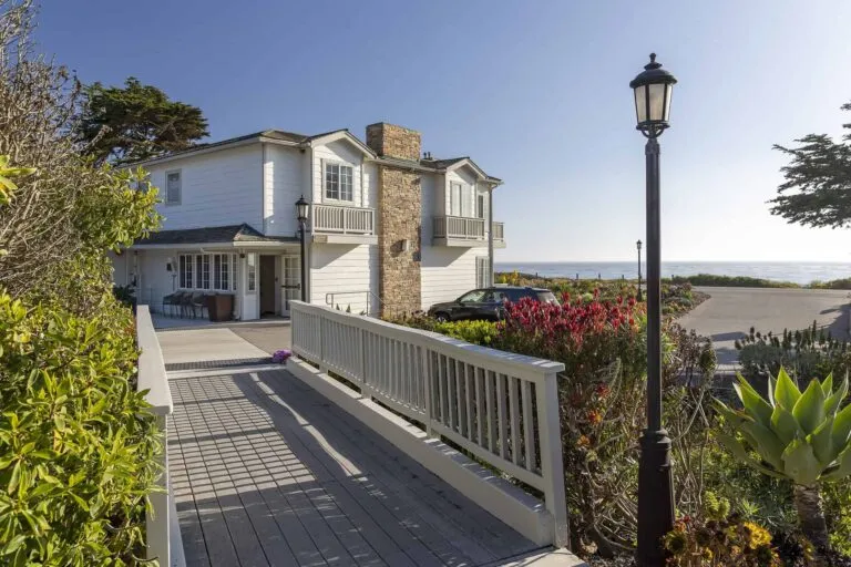 Links to Pelican Inn & Suites